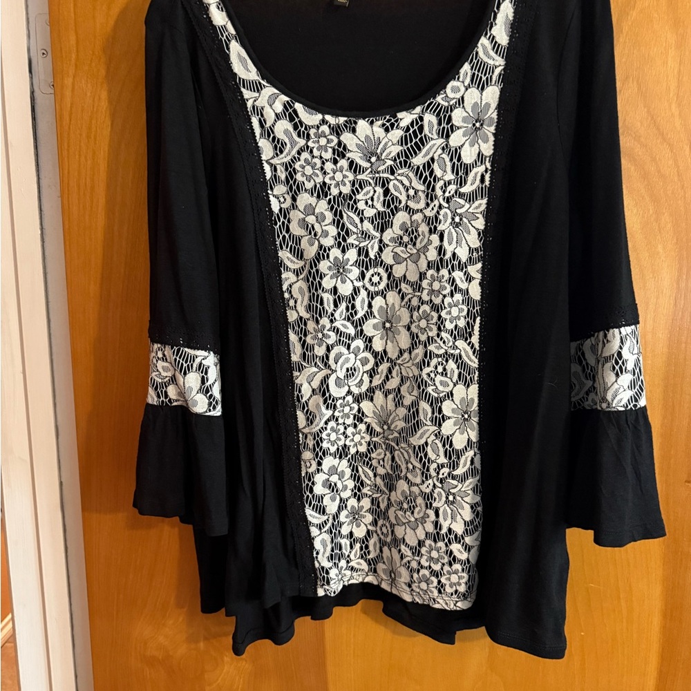 Cupio Black and White Floral Lace Blouse